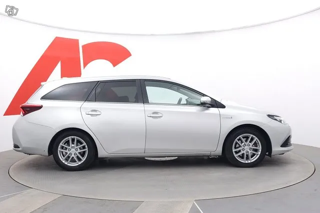 Toyota Auris Touring Sports 1,8 Hybrid Active Edition - 1. om, täyd. huoltokirja, NAVI,Kamera ym. ALV.väh.oikeus. Image 6